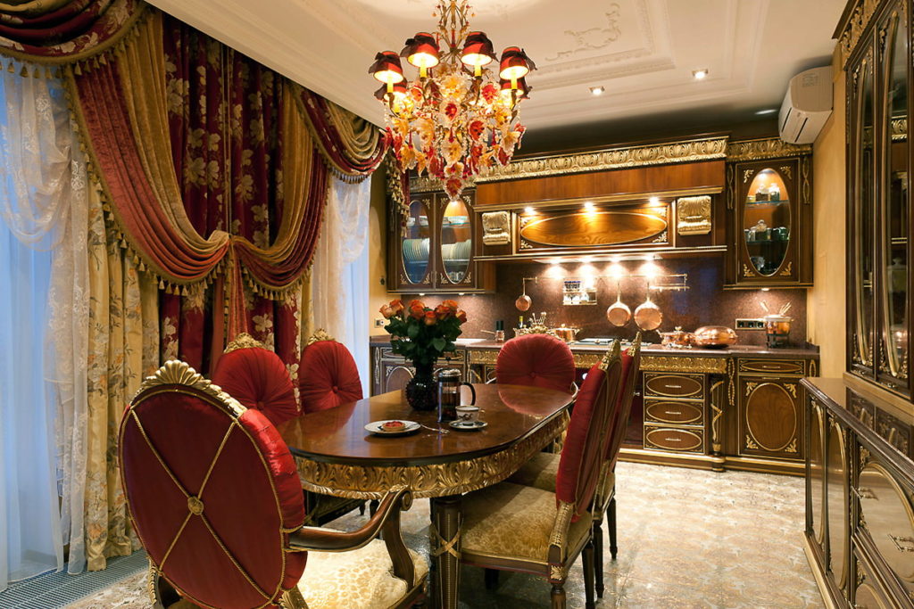 Cortinas con pelmet en la cocina de estilo barroco.