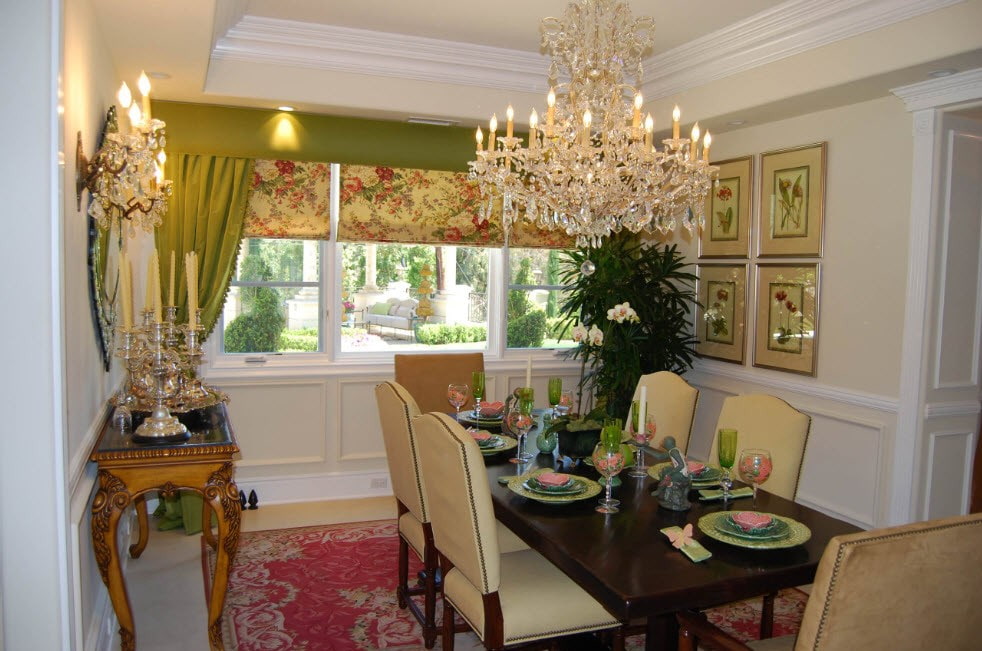 Lambrequin verde combinado con cortinas de estilo romano verde claro