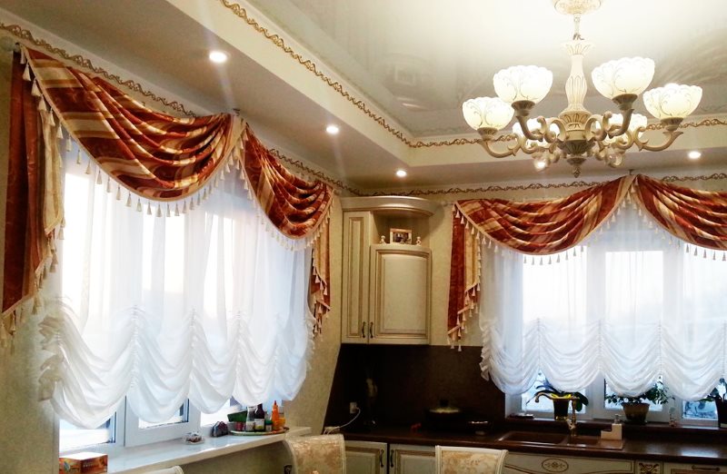 Lambrequin en forma de botín en la cocina al estilo del clásico