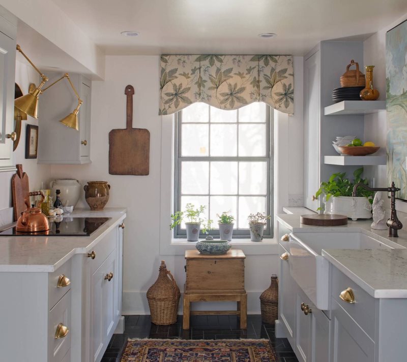 Pelmet duro en una ventana de cocina estrecha en una casa privada