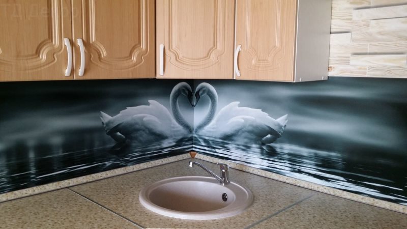 Tablier en plastique sur un évier de cuisine rond