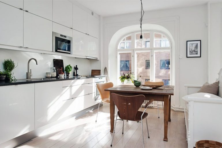 Φωτεινή κουζίνα-καθιστικό 17 τ.μ. με γραμμική διάταξη