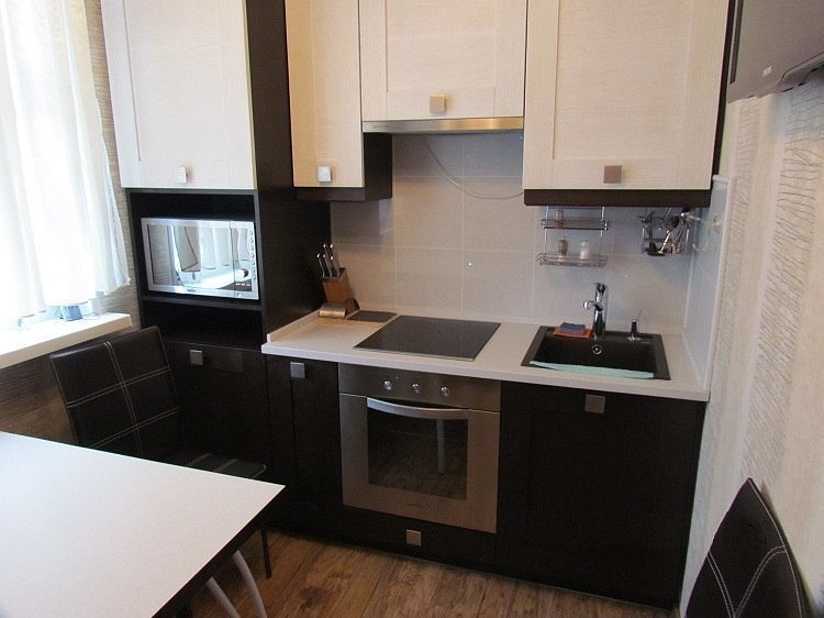 Bucătărie mică într-o casă cu panouri cu un set liniar