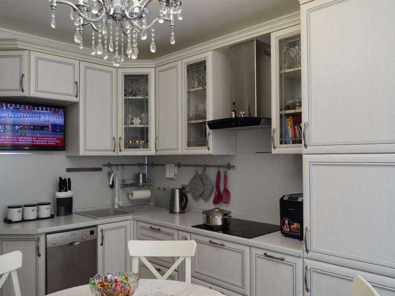 المطبخ مع بالوعة في الزاوية