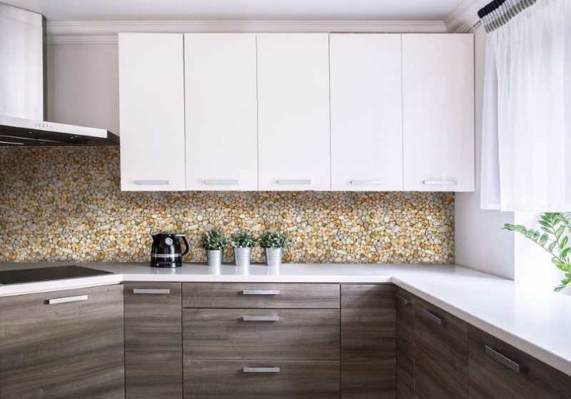 Imitation de pierre naturelle sur un tablier en plastique