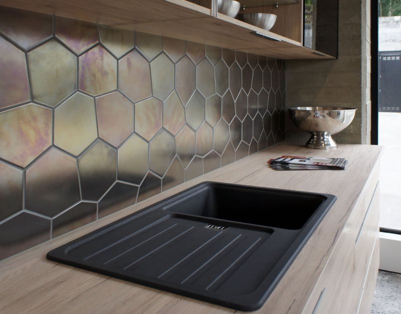 Ποδιά κουζίνας από μέταλλο στο εσωτερικό της κουζίνας