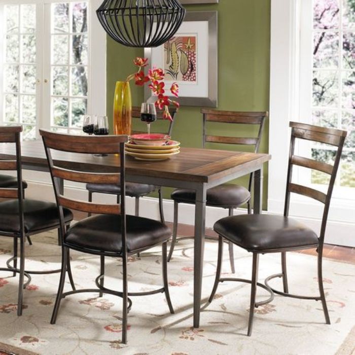 Prendersi cura di sedie in metallo.