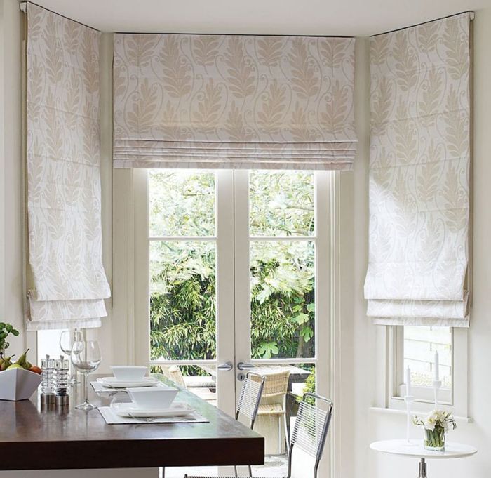 Cortinas romanas em branco.