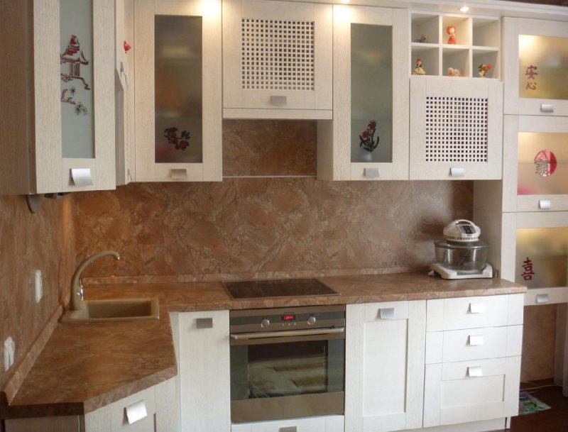 Cuisine en L avec tablier en plastique