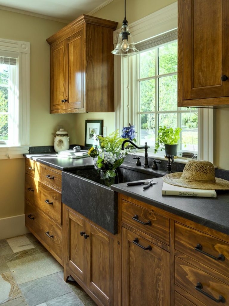 Chalet-style kitchen sink