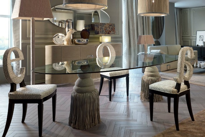 Sedie in legno naturale.