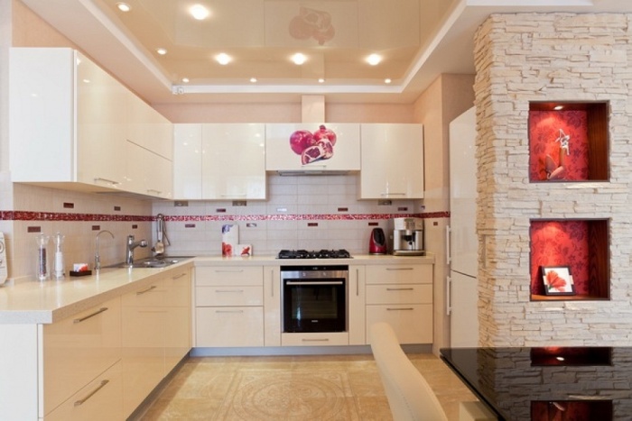 Design plafon în bucătărie.