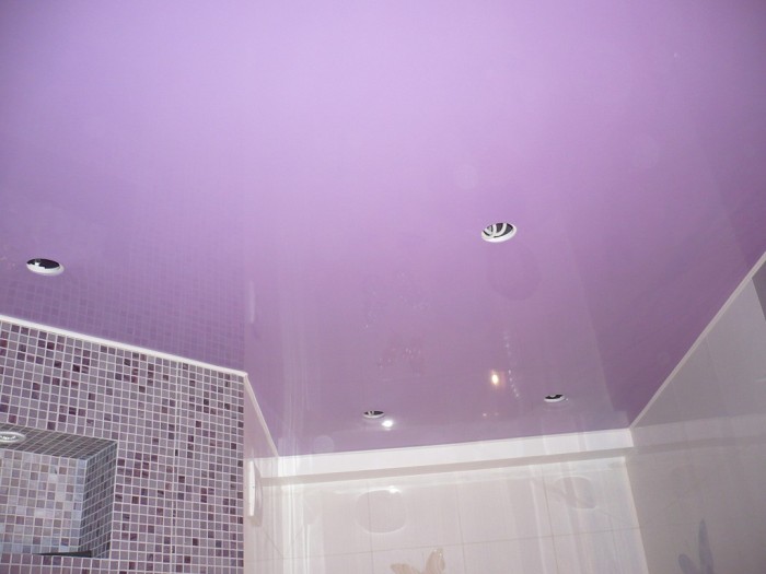 plafond violet dans la salle de bain.