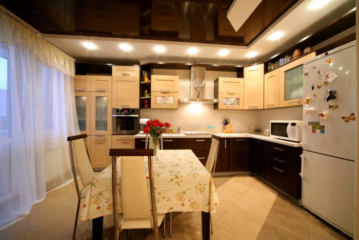 Interior de cocina con techo tensado.