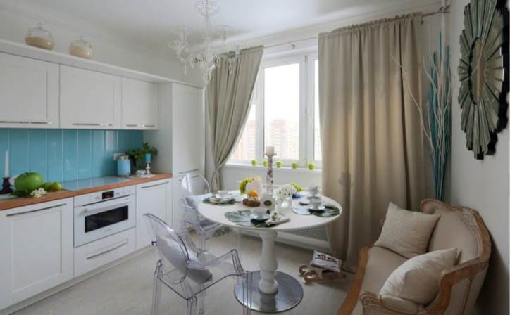 Ομάδα φαγητού με έναν μικρό καναπέ