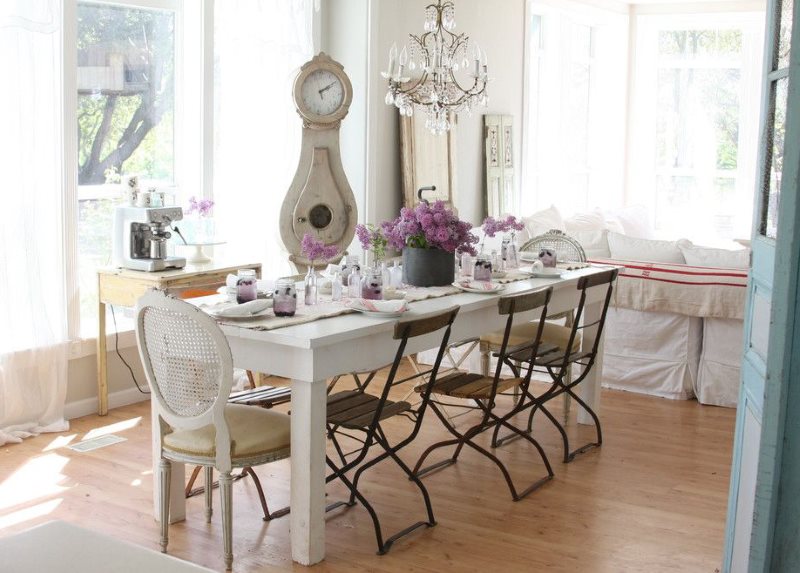 Zona de luat masa cu scaune rabatabile