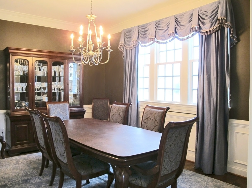 Mesa de comedor con encimera de madera.