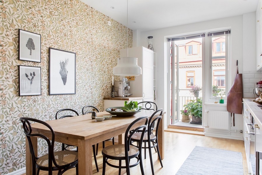 Papier peint en papier dans la cuisine avec accès au balcon