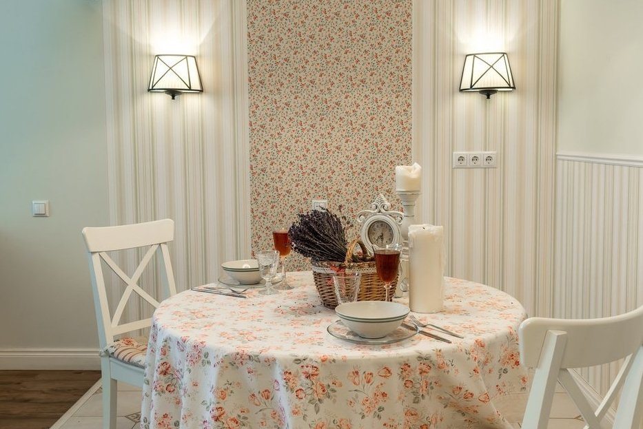 Nappe avec des fleurs sur une table ronde