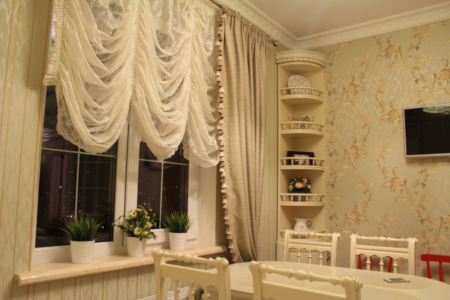 The combination of wallpapers of the same color with different patterns