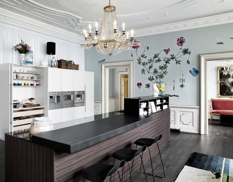 Comptoir de bar dans la cuisine avec papier peint en fibre de verre