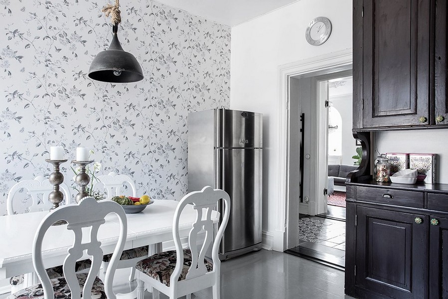 Papier peint léger avec un motif rare sur le mur de la cuisine