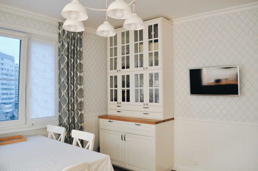 Papier peint blanc dans une cuisine lumineuse