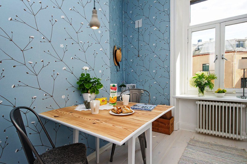 An interesting combination of wallpaper in the kitchen without curtains