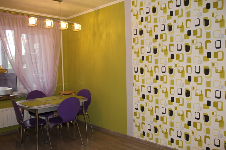 A successful combination of wallpaper with a plain wall