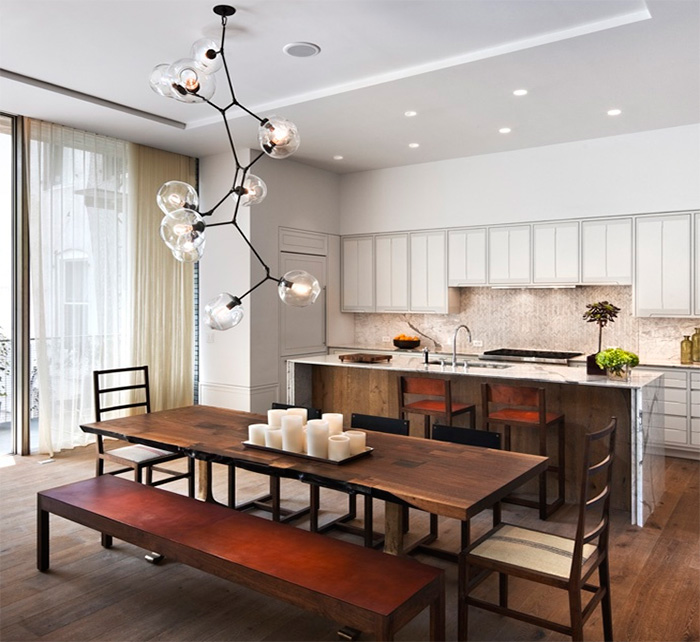 Designerlampe auf dem Esstisch in der Wohnküche