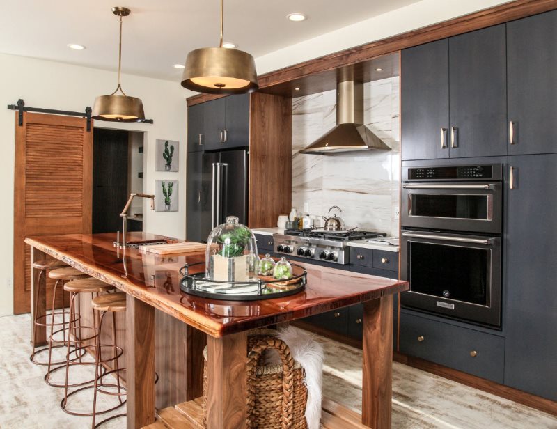 Ξύλινο νησί σε μια μικρή κουζίνα-σαλόνι