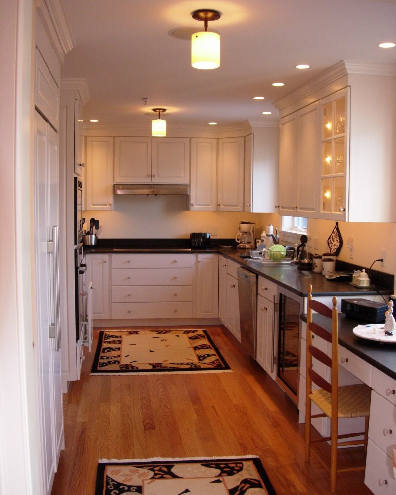 Beleuchtung an der Decke einer engen Küche