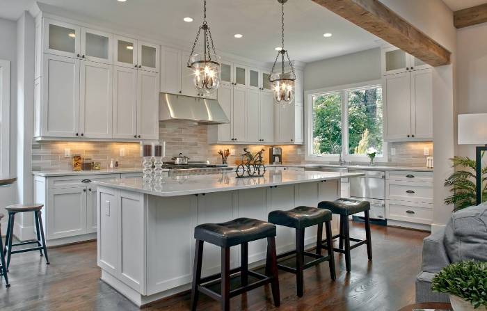 Cocina con techos altos.