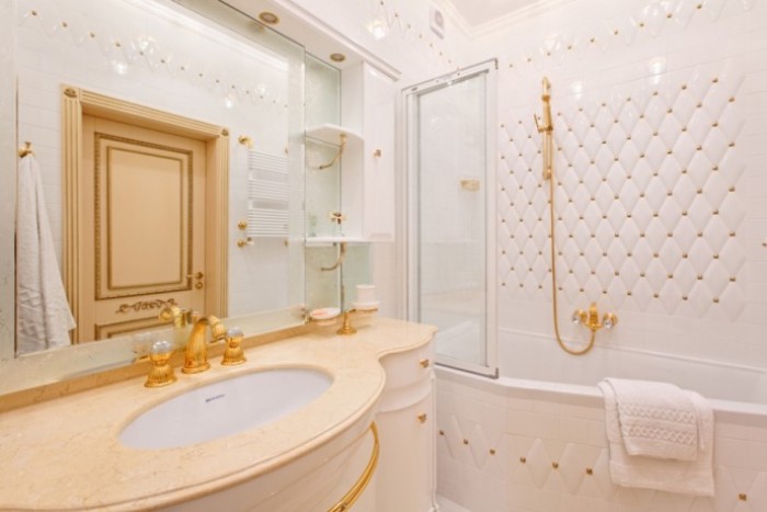 Accessoires de salle de bain classiques.