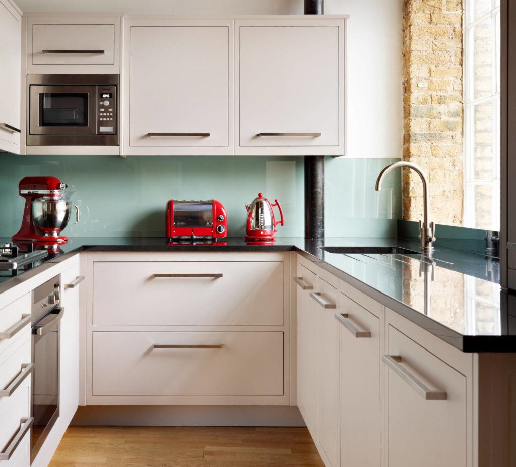 Μικρές κόκκινες συσκευές σε μαύρο πάγκο