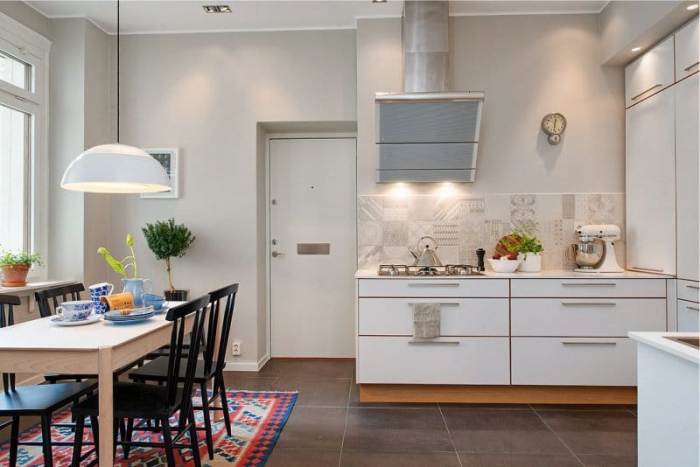 Качулка в U-образната кухня.