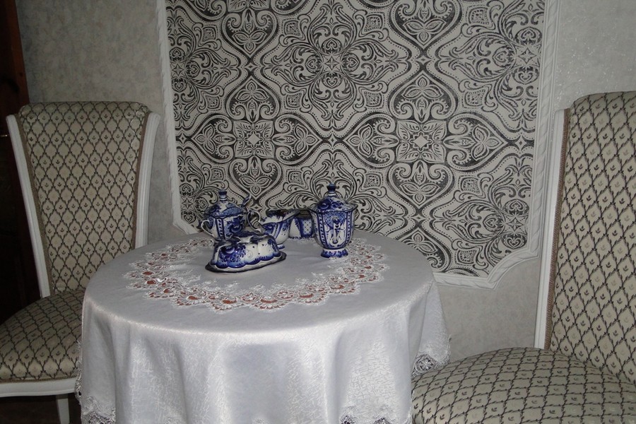 The combination of wallpaper on the wall of the kitchen with upholstery