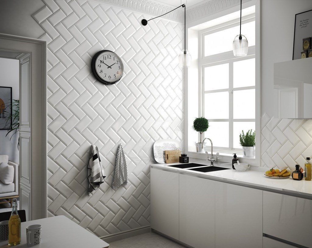 Reloj redondo en la pared de la cocina con azulejos