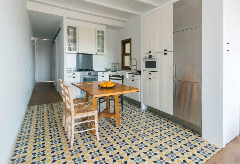 Jubin seramik berlainan di kawasan kerja dapur