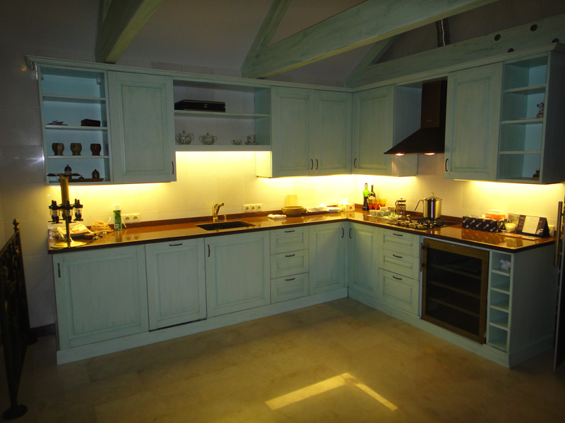 Helle Ausleuchtung der Küchenarbeitsplatte