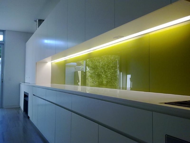 Glasschürze mit integrierter Beleuchtung