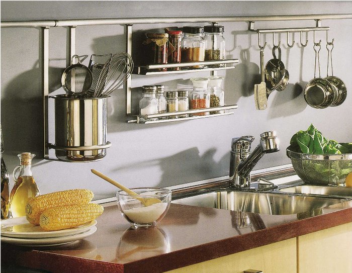 Étagères dans la cuisine.