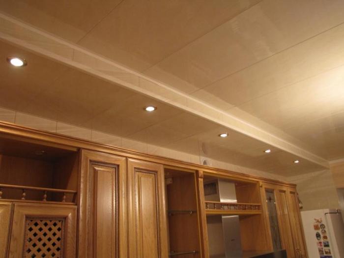 Plafond PVC dans la cuisine.