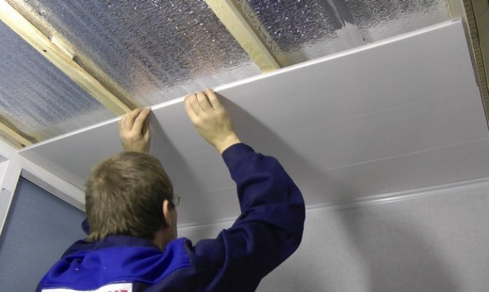 Plafond de salle de bain en placoplâtre.