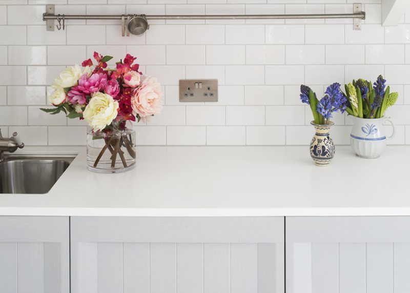 Garde-corps en métal carrelé de longueur moyenne sur le mur