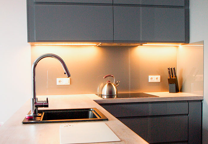 Delantal de vidrio en una cocina gris