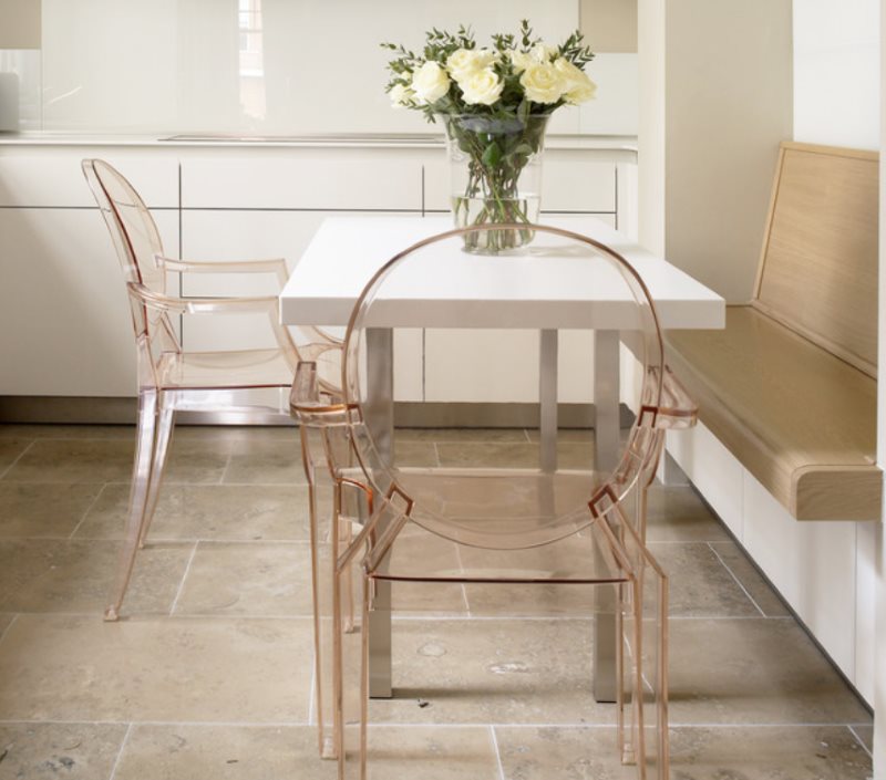 Διαφανείς καρέκλες σε μια μικρή κουζίνα