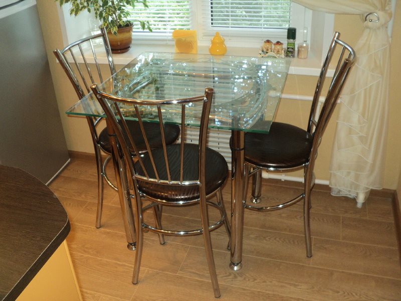 Masă pătrată cu vârf de sticlă