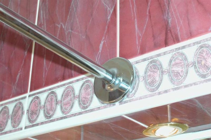 Corniche dans la salle de bain.