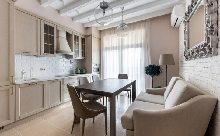 Αναδιπλούμενο καναπέ κατά μήκος του τοίχου της κουζίνας